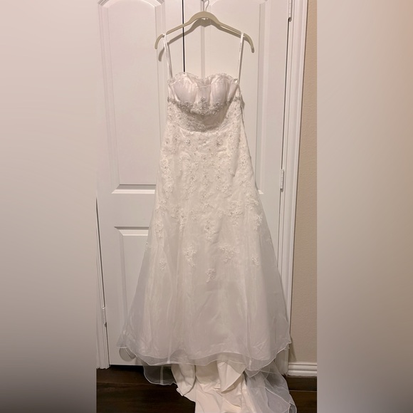 Wedding Dress never worn (runs small) - Picture 3 of 6